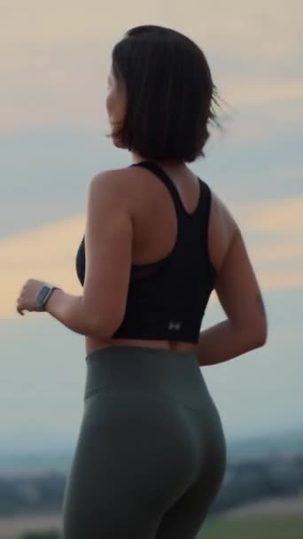 Молода Спортивна Дівчина Біжить Сільському Полі Ввечері Влітку Жінка Перевіряє — стокове відео