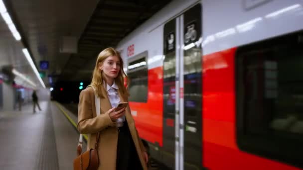 Mulher Bonita Atraente Plataforma Estação Durante Noite Usando Smartphone Navegar — Vídeo de Stock
