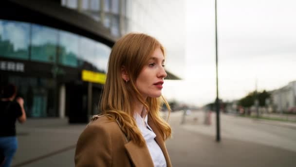 Porträtt Ung Affärskvinna Stående Gatan Och Tittar Kamera Med Leende — Stockvideo