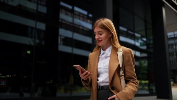 Neşeli Kadın Menajer Modern Akıllı Telefon Bulutlu Bir Günde Şehirde — Stok video