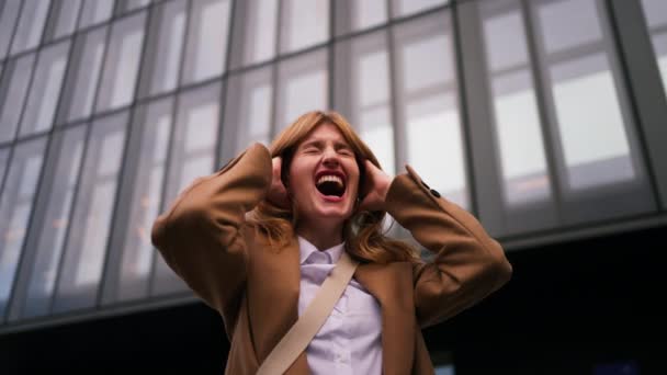 Retrato Mulher Rua Gritando Jovem Loira Sentindo Estressada Frustrada — Vídeo de Stock