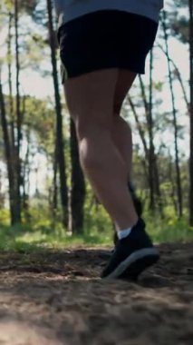 Midseksiyon. Koşan aktif genç adam. Sabah rutini. Yüksek kalite 4k görüntü