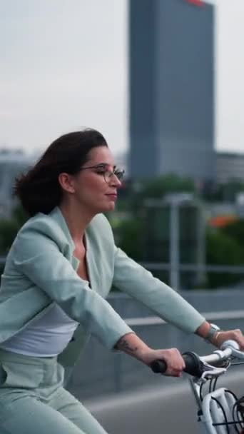 Young Happy Caucasian Businesswoman Riding Bicycle Urban Street City Smiling — Vídeo de Stock