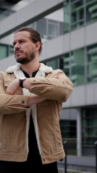Homem Jovem Hipster Posando Roupa Moda Contra Fundo Urbano Empresário — Vídeo de Stock