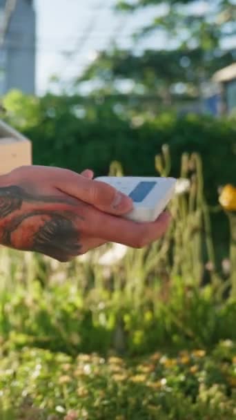Woman Paying Credit Card Florist Garden Shop Payments Concept High — Vídeo de stock