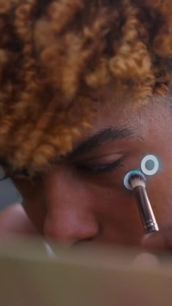 Atento Adolescente Afroamericano Sosteniendo Cepillo Preparando Maquillaje Calle Mientras Mira — Vídeos de Stock