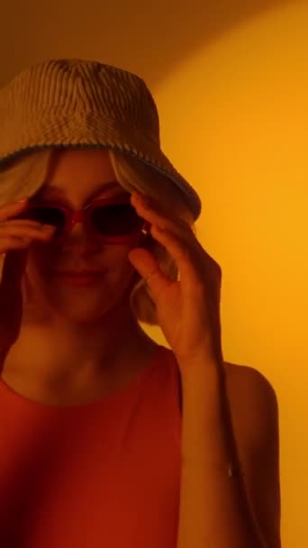 Fashionable Young Model Wearing Trendy Sunglasses Stylish Hat Orange Background — Vídeo de Stock