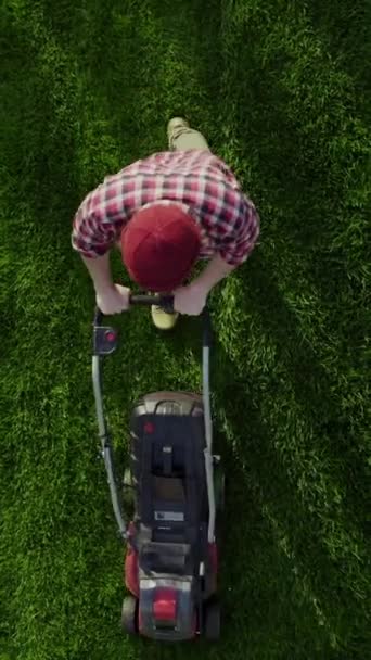 Вид Сверху Рабочего Стригущего Зеленую Траву Неизвестный Мужчина Стригущий Траву — стоковое видео