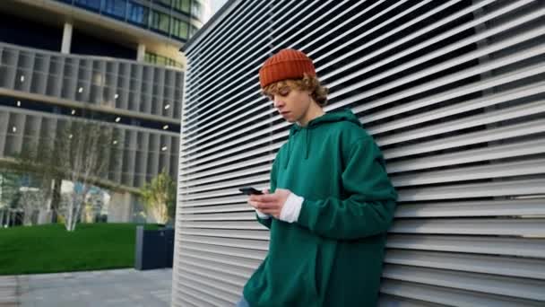 Portret Skupionego Mężczyzny Trzymającego Komórkę Ulicy Miejskiej Pozytywne Smsy Hipstera — Wideo stockowe