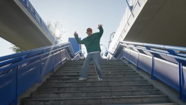 Танцующий Подросток Исполняющий Различные Фристайльные Танцы Улице Лестнице Активный Танцор — стоковое видео