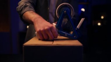 Paketleme, karton kutu ve küçük işletmeler için sipariş ve paket etiketi. El, insan ve nakliye kuryesi ecommerce ve çevrimiçi satın alma için mağaza sevkiyatında çalışan bir girişimciyle