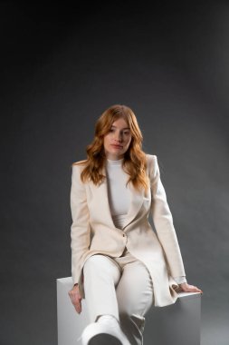 Mükemmel makyajlı güzel bir kadın siyah arka planda kameraya bakıyor. Güzellik ve cilt bakımı