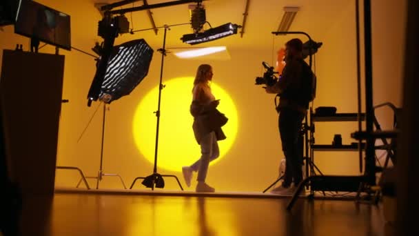Videógrafa Profesional Sosteniendo Equipo Fotográfico Grabando Video Una Joven Bailarina — Vídeos de Stock