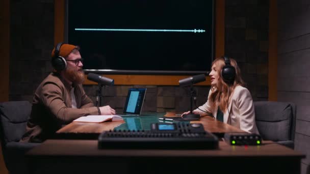 Neşeli Radyo Sunucusu Stüdyoda Podcast Kaydediyor Meslek Kavramı — Stok video