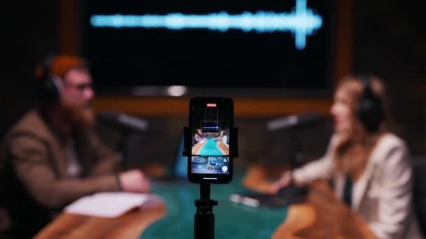 Moderne Smartphone Radiomoderatoren Sprechen Miteinander Während Sie Studiotisch Sitzen Berühmte — Stockvideo