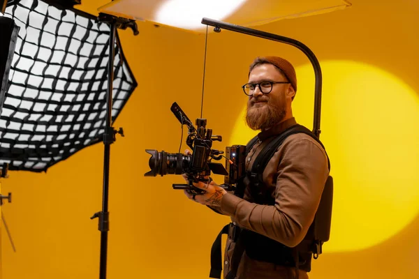 Ammattimainen Kuvaaja Jolla Kameralaitteet Studiossa Laadukas Kuva tekijänoikeusvapaita kuvapankkikuvia