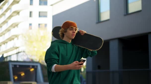 Teenager Skateboarder Mit Skateboard Auf Der Schulter Beim Gehen Der — Stockvideo