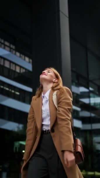 オフィスビルに対して屋外で踊る幸せな女性の垂直な視点 ビジネスセンター外での優勝ダンスを祝う熱心なモチベーションのビジネスマン — ストック動画