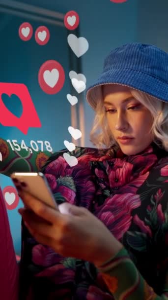 Szőke Fiatal Trendi Használja Telefonját Hogy Kapcsolatba Lépjen Közösségi Médiával — Stock videók