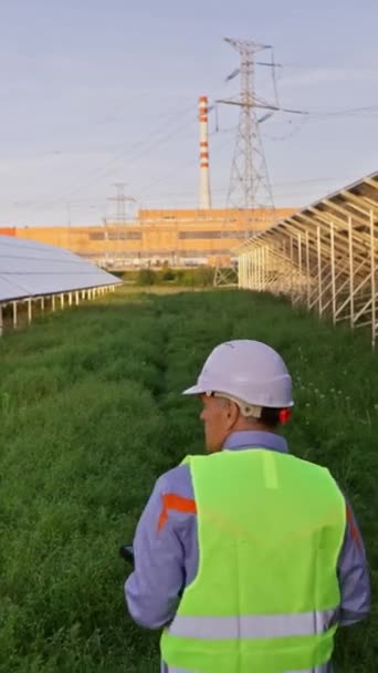 太陽光発電所の労働者 太陽光発電パネル 太陽エネルギーだ エココンセプト 高品質の写真 — ストック動画