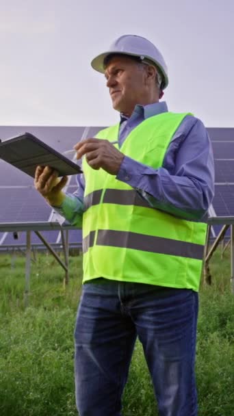 ソーラーエンジニアは再生可能エネルギー農場でデジタルタブレットを使用しています 代替エコエネルギーの概念 高品質の写真 — ストック動画