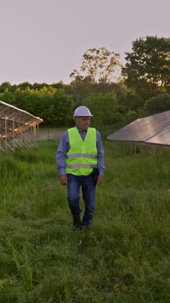 Full Length View Male Engineer Uniform Walking Solar Power Plant — ストック動画