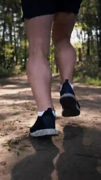 森の中を走る足のクローズアップ 高品質4K映像 — ストック動画