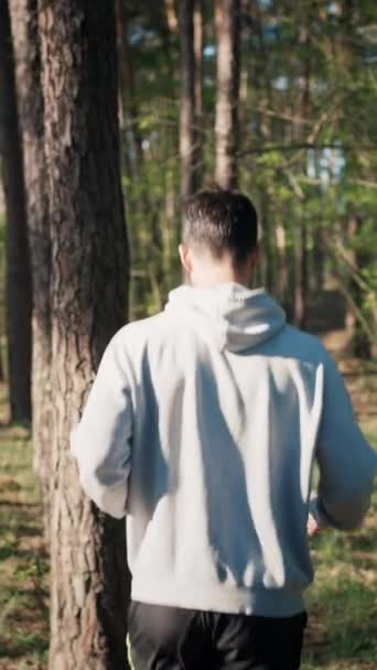 Ormanda Koşan Koşucunun Spor Giyim Kuşamının Arka Görüntüsü Sabah Rutini — Stok video