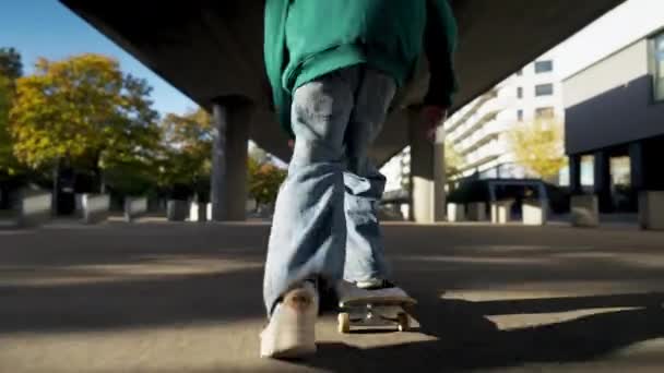 Неизвестный Активный Мужчина Ноги Верхом Скейтборде Открытом Воздухе Неузнаваемый Спортивный — стоковое видео