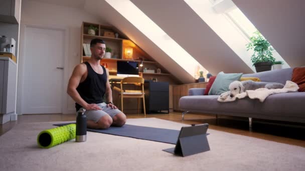 Szkolenie Domowe Sportowy Człowiek Przygotowuje Się Ćwiczeń Jogi Przytulnym Mieszkaniu — Wideo stockowe