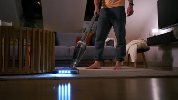 Foco Seletivo Aspirador Tapete Limpeza Casa Homem Irreconhecível Está Fazendo — Vídeo de Stock