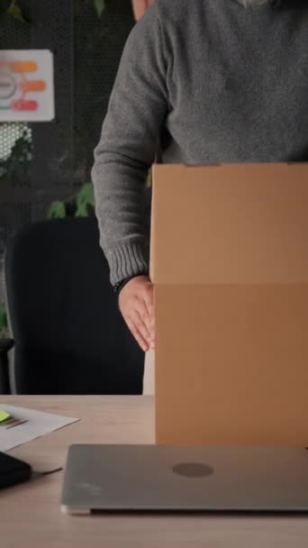 Reifer Angestellter Packt Seine Sachen Und Verlässt Das Büro Grauhaariger — Stockvideo