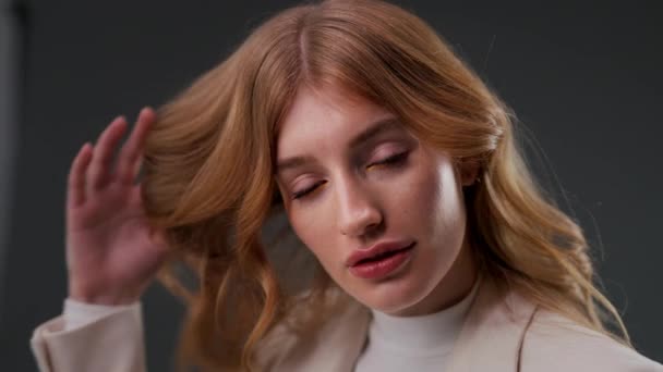 Portrait Femme Blonde Bouclée Vêtements Beiges Touchant Les Cheveux Regardant — Video