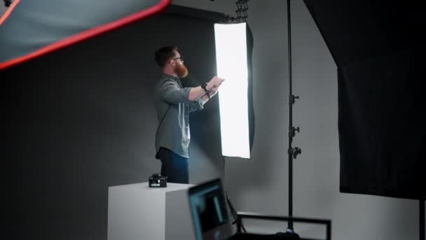 Fotógrafo Profesional Ajusta Lámpara Con Iluminación Preparándose Para Rodaje Joven — Vídeos de Stock