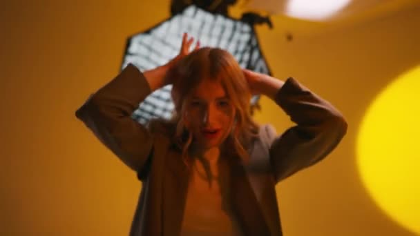 Uzun Saçlı Eğlenceli Gülümseyen Stüdyoda Neon Sarısı Arka Planda Dans — Stok video