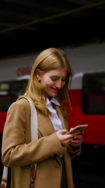 Verticaal Zicht Jonge Langharige Vrouw Messaging Telefoon Tijdens Het Staan — Stockvideo