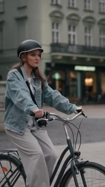 งสาวท ความส สวยงามข กรยานบนถนนกลางแจ งใกล บอาคารเม ตของผ โดยใช กรยานในฤด หมายถ — วีดีโอสต็อก