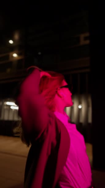 Függőleges Kilátás Neon Fény Divatos Napszemüveg Nézi Kamera Mozgó Kezét — Stock videók