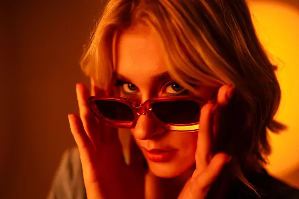 Kvinne Med Solbriller Skjuler Ansiktet Med Hendene Dekker Nesen Leppene – stockfoto