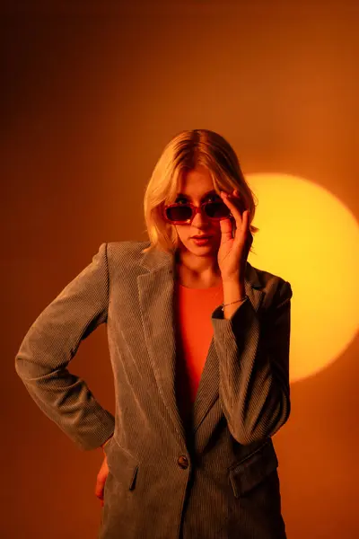 Muodikas Muotokuva Blondi Nainen Aurinkolasit Poseeraa Eristetty Oranssi Tausta Lady tekijänoikeusvapaita valokuvia kuvapankista