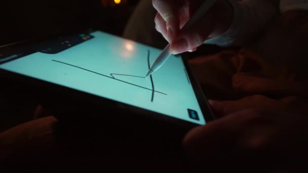 ネオン ライトが付いている夜のアパートのグラフィック タブレットのデジタル ペンが付いている女性の手のデジタル図面のクロップされた眺め — ストック動画