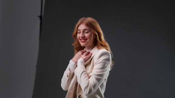 Glückliche Schöne Blonde Mädchen Berührt Ihre Weste Und Lächelt Auf — Stockvideo
