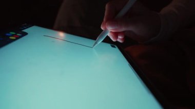 Stylus PC kalem diyagramlarıyla çalışan ve çizim yapan genç bayanı akşamları evde yalnız bırakın. İnsanlar ve teknoloji kavramı