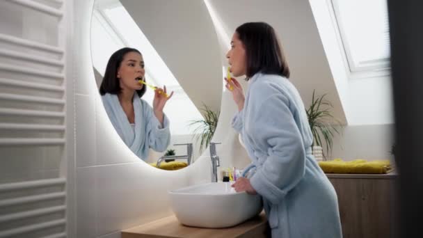 Zrcadlo Zubař Žena Čistí Zuby Čerstvý Dech Ústní Zdraví Koupelně — Stock video