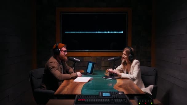 Zwei Radiomoderatoren Unterhalten Sich Und Lächeln Während Sie Sendestudio Neben — Stockvideo