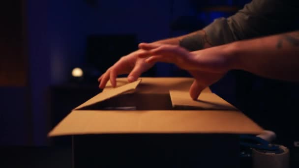 Laki Laki Tangan Kemasan Paket Menutup Kotak Mempersiapkan Paket Pengiriman — Stok Video