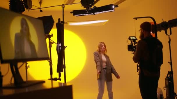 Szakállas Operátor Kamerával Felvétel Női Táncos Vagy Modell Stúdióban Sárga — Stock videók