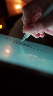 Kalem olarak parmağını kullanan kişi, ekranda bir ön camda elektrikli mavi renk şeması olan bir otomotiv aydınlatma tasarımı çiziyor.