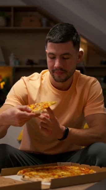 Egy Férfi Asztalnál Evőeszközökkel Eszik Egy Szelet Pizzát Hüvelykujja Tartja — Stock videók