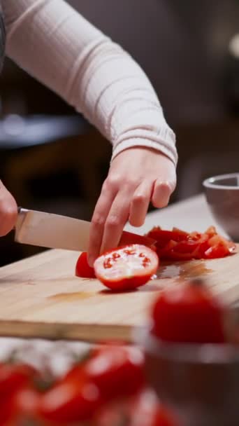 Ένα Άτομο Τεμαχίζει Ντομάτες Ένα Ξύλο Κοπής Προετοιμάζοντας Ένα Πιάτο — Αρχείο Βίντεο